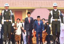 Presiden Jokowi Pimpin Upacara Peringatan Hari Kesaktian Pancasila di Lubang Buaya FOTO: Presiden Jokowi dan Wapres Ma’ruf Amin meninjau sumur Lubang Buaya usai memimpin Upacara Peringatan Hari Kesaktian Pancasila, Minggu (01/10/2023), di Jakarta Timur. (Foto: BPMI Setpres)