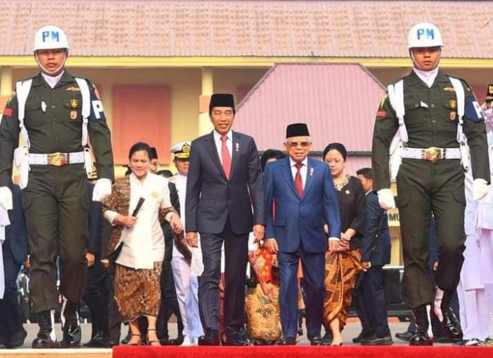 FOTO: Presiden Jokowi dan Wapres Ma’ruf Amin meninjau sumur Lubang Buaya usai memimpin Upacara Peringatan Hari Kesaktian Pancasila, Minggu (01/10/2023), di Jakarta Timur. (Foto: BPMI Setpres)