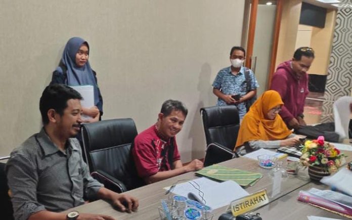 FOTO: Sekretariat Tim Seleksi (Timsel) Calon Anggota Komisi Informasi Provinsi Sulawesi Selatan (KI Prov. Sulsel) resmi menutup pendaftaran seleksi calon anggota KI Prov. Sulsel periode 2023-2027 di Makassar Room Kantor Gubernur Sulsel, Senin (02/10/2023).