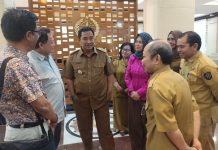 Pj. Gubernur Sulsel: Anggota Komisi Informasi Provinsi Sulawesi Selatan Harus Orang Berkualitas dan Berintegritas FOTO: Penjabat (Pj) Gubernur Sulawesi Selatan Bahtiar Baharuddin menyempatkan diri meninjau aktivitas Tim Seleksi (Timsel) Calon Anggota Komisi Informasi Provinsi Sulawesi Selatan (KI Prov. Sulsel) di Makassar Room Kantor Gubernur Sulsel, Selasa (03/10/2023)