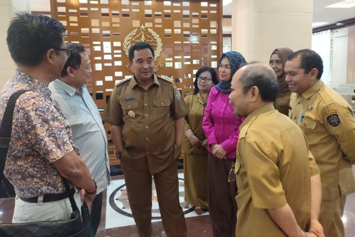 FOTO: Penjabat (Pj) Gubernur Sulawesi Selatan Bahtiar Baharuddin menyempatkan diri meninjau aktivitas Tim Seleksi (Timsel) Calon Anggota Komisi Informasi Provinsi Sulawesi Selatan (KI Prov. Sulsel) di Makassar Room Kantor Gubernur Sulsel, Selasa (03/10/2023)