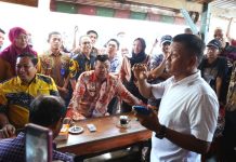 Telan Rp21 Milyar, Andi Utta Temui Pedagang, Pasar Sentral Bulukumba Segara Dibangun FOTO: Bupati Bulukumba Andi Utta di tengah-tengah para pedagang di Warkop Jallo, Pasar Sentral Bulukumba, Senin, 2 Oktober 2023.