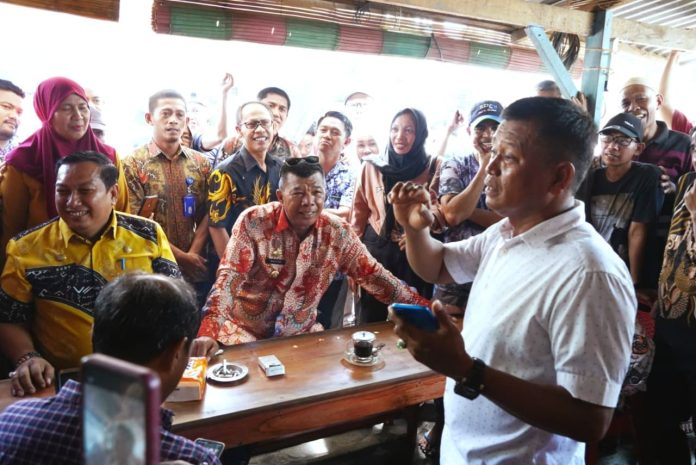 FOTO: Bupati Bulukumba Andi Utta di tengah-tengah para pedagang di Warkop Jallo, Pasar Sentral Bulukumba, Senin, 2 Oktober 2023.