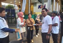 Sampaikan Salam Prabowo ke Warga dan Ojol, Ampera Gelar Aksi Rabu Menyapa dan Berbagi di Stasiun Gondangdia