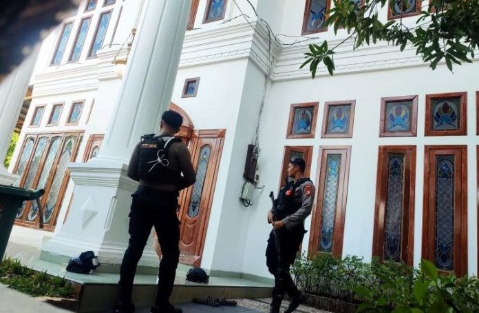 FOTO: Dua personel kepolisian berjaga-jaga di halaman depan pintu teras rumah Menteri Syahrul Yasin Limpo di Perumahan Bumi Permata Hijau (BPH) Blok C No. 1, Jalan Sultan Alauddin, Kecamatan Rappocini, Makassar, Sulawesi Selatan, Rabu (4/10/2023). (Foto:Antara)