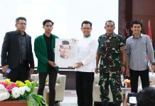 SEMA FDK UIN Alauddin Makassar Gelar Seminar Legislatif, Dihadiri Amir Uskara, ini Pesannya FOTO: Ketua Fraksi Partai Persatuan Pembangunan (PPP) DPR RI, Amir Uskara saat menerima kenangan kenangan dari Ketua SEMA FDK UIN Alauddin Makassar, Suedi usai digelar seminar tentang legislatif yang digelar oleh Senat Mahasiswa (SEMA) Fakultas Dakwah dan Komunikasi (FDK) UIN Alauddin di Samata, Gowa, Jumat (6/10/2023).