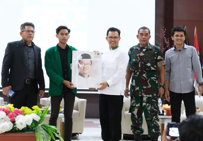 FOTO: Ketua Fraksi Partai Persatuan Pembangunan (PPP) DPR RI, Amir Uskara saat menerima kenangan kenangan dari Ketua SEMA FDK UIN Alauddin Makassar, Suedi usai digelar seminar tentang legislatif yang digelar oleh Senat Mahasiswa (SEMA) Fakultas Dakwah dan Komunikasi (FDK) UIN Alauddin di Samata, Gowa, Jumat (6/10/2023).