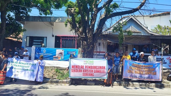 FOTO: Aksi penolakan pembangunan Sekolah Kristen Gamaliel Soreang di kota Parepare yang dimotori kelompok FPI. Jumat (6/10/2023)