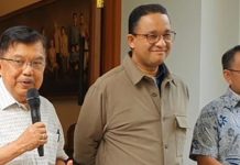 Anies Temui Mantan Wapres, JK: Pengaruh China Terlalu Besar FOTO: Muhammad Jusuf Kalla saat memberi keterangan persnya usai Anies Baswedan lakukan kunjungan silahturahmi di kediaman mantan Wakil Presiden ke-10 dan ke-12 RI di Jalan Brawijaya Raya, Jakarta Selatan, Sabtu pagi (7/10). (RMOL)