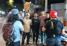Ratna Raki Apresiasi Pihak Kepolisian Cari Pelaku Perusakan Baliho Milik Caleg Peserta Pemilu 2024 FOTO: Aparat kepolisian saat memberi pemahaman kepada pemuda di sekita Jl. Abdullah Daeng Sirua, Panakukang, Kota Makassar. Senin (9/10) malam.