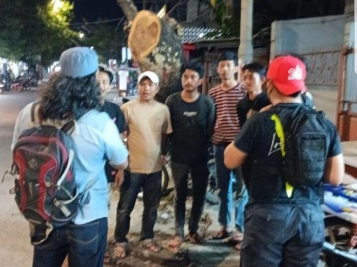 FOTO: Aparat kepolisian saat memberi pemahaman kepada pemuda di sekita Jl. Abdullah Daeng Sirua, Panakukang, Kota Makassar. Senin (9/10) malam.