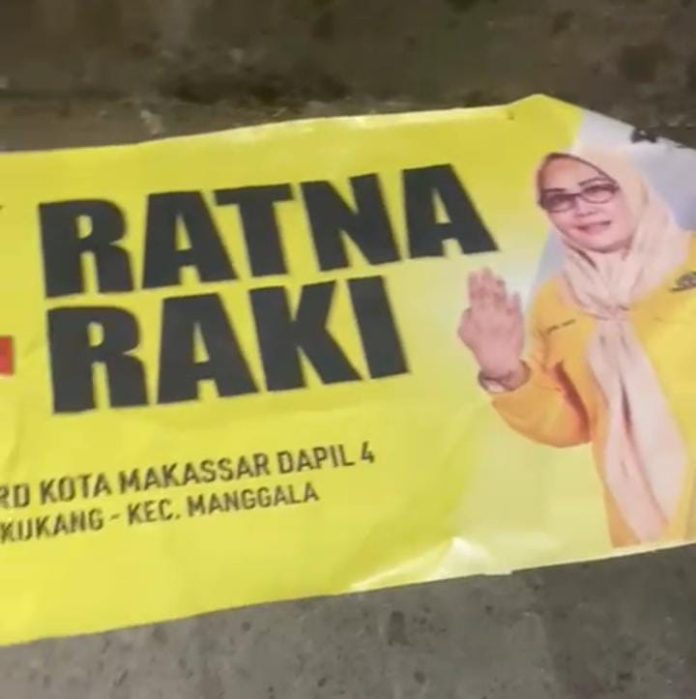 FOTO: Baliho milik Ratna Raki yang dirusak orang tak dikenal di Jl. Ince Dg Ngoyo, Kelurahan Masale Kecamatan Panakukang. Senin dini hari (9/10/2023)