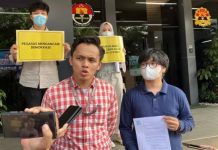 Alat Sadap Pegasus ‘zero-click’ Ancam Demokrasi dan Jurnalis, ICW Ajukan Surat Keterbukaan Informasi ke Polri FOTO: Peneliti ICW Tibiko Zabar (kiri) dan Diky Anandya (kanan) di depan Divisi Humas Mabes Polri saat menyerahkan surat permohonan keterbukaan informasi.