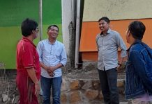 Panwascam Manggala Kunjungi Tokoh Masyarakat FOTO: Kiri Tokoh masyarakat Kecamatan Manggala, Andi Pasamangi Wawo, bersama Ketua Panwascam Manggala Abubakar Muttaqien, S.Ag bersama anggotanya Muhammad Ikhwan Rahman, SH dan Ilham Syukur, SH