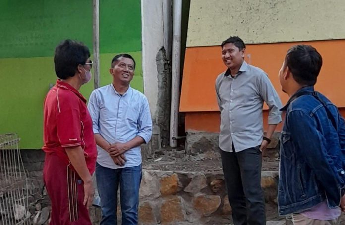 FOTO: Kiri Tokoh masyarakat Kecamatan Manggala, Andi Pasamangi Wawo, bersama Ketua Panwascam Manggala Abubakar Muttaqien, S.Ag bersama anggotanya Muhammad Ikhwan Rahman, SH dan Ilham Syukur, SH