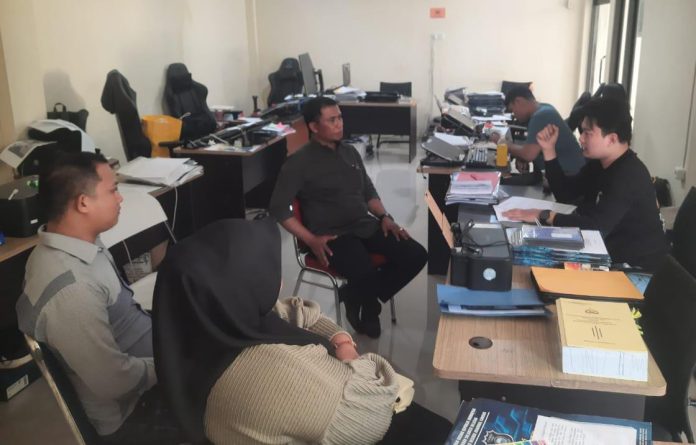 FOTO: Proses mediasi Antara Kepala Desa Lembang Kecamatan Kajang bersama Pelapor dugaan pencurian data pribadi di hadapan penyidik Cyber Polda Sulawesi Selatan. (IST)