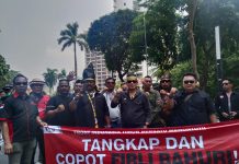 Gelar Aksi di KPK, Front Indonesia Timur Bersatu Tuntut Firli Dicopot FOTO: Massa Front Indonesia Timur Bersatu menggelar aksi unjuk rasa di depan Gedung Merah Putih KPK, Jakarta, Rabu (11/10/2023).