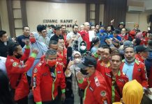 Kembali Lagi ke DPRD, Eks RT-RW Tuntut Pemkot Makassar Segera Gelar Pemilu Raya FOTO: Ratusan mantan Ketua RT/RW dan LPM dari 15 Kecamatan se-Kota Makassar, menggelar aksi unjukrasa di kantor DPRD Kota Makassar, Jalan AP. Pettarani, Kecamatan Rappocini, pada Selasa (15/03/2022) pagi, sekitar pukul 10.30 Wita.