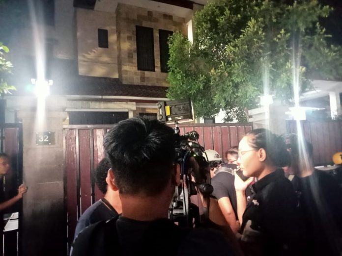 FOTO: Situasi rumah kediaman eks Menteri Pertanian Syahrul Yasin Limpo di Jl. Haji Bau Makassar. Rabu malam (11/10/2023)