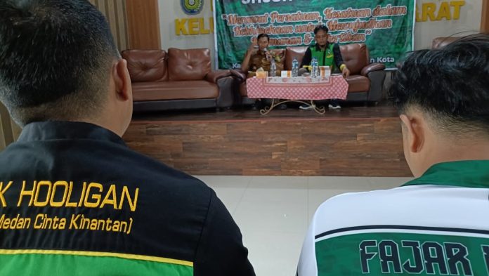 FOTO: Sambut tahapan Pemilihan Umum (Pemilu) tahun 2024, keluarga besar SMeCK (Suporter Medan Cinta Kinantan) HOOLIGAN gelar diskusi Kebhinekaan di Kantor Kelurahan Teladan Barat, No.19, Jalan Sisingamangaraja Gang Mesjid, Kelurahan Teladan Barat, Kecamatan Medan Kota, Kota Medan, Selasa (10/10/2024) sore.