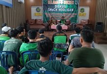 14.000 Anggota SMeCK HOOLIGAN Dukung Pemilu Damai 2024 FOTO: Sambut tahapan Pemilihan Umum (Pemilu) tahun 2024, keluarga besar SMeCK (Suporter Medan Cinta Kinantan) HOOLIGAN gelar diskusi Kebhinekaan di Kantor Kelurahan Teladan Barat, No.19, Jalan Sisingamangaraja Gang Mesjid, Kelurahan Teladan Barat, Kecamatan Medan Kota, Kota Medan, Selasa (10/10/2024) sore.