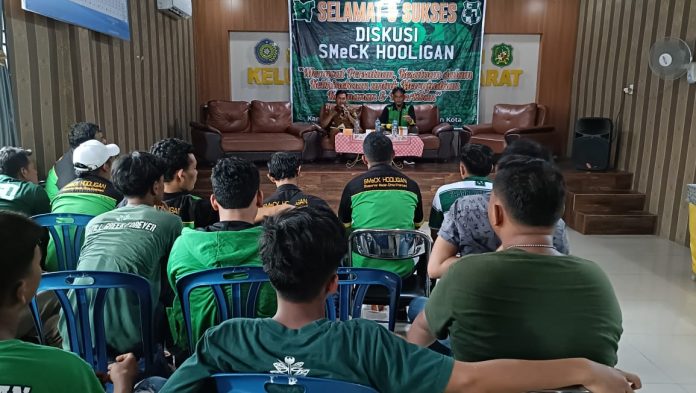 FOTO: Sambut tahapan Pemilihan Umum (Pemilu) tahun 2024, keluarga besar SMeCK (Suporter Medan Cinta Kinantan) HOOLIGAN gelar diskusi Kebhinekaan di Kantor Kelurahan Teladan Barat, No.19, Jalan Sisingamangaraja Gang Mesjid, Kelurahan Teladan Barat, Kecamatan Medan Kota, Kota Medan, Selasa (10/10/2024) sore.