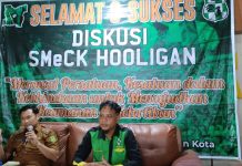Dukung Pemilu Damai 2024, SMeCK HOOLIGAN Suporter PSMS Medan Gelar Diskusi Kebhinekaan FOTO: Sambut tahapan Pemilihan Umum (Pemilu) tahun 2024, keluarga besar SMeCK (Suporter Medan Cinta Kinantan) HOOLIGAN gelar diskusi Kebhinekaan di Kantor Kelurahan Teladan Barat, No.19, Jalan Sisingamangaraja Gang Mesjid, Kelurahan Teladan Barat, Kecamatan Medan Kota, Kota Medan, Selasa (10/10/2024) sore.