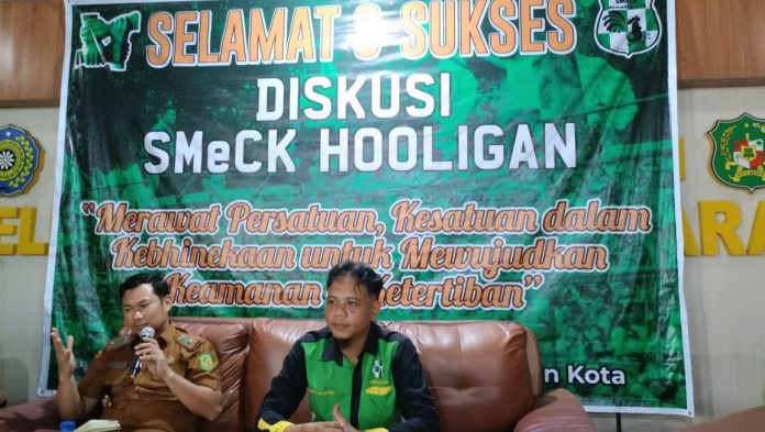 FOTO: Sambut tahapan Pemilihan Umum (Pemilu) tahun 2024, keluarga besar SMeCK (Suporter Medan Cinta Kinantan) HOOLIGAN gelar diskusi Kebhinekaan di Kantor Kelurahan Teladan Barat, No.19, Jalan Sisingamangaraja Gang Mesjid, Kelurahan Teladan Barat, Kecamatan Medan Kota, Kota Medan, Selasa (10/10/2024) sore.