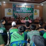 SMeCK HOOLIGAN Suporter PSMS Medan Kampanyekan Dukung Pemilu Damai 2024 FOTO: Sambut tahapan Pemilihan Umum (Pemilu) tahun 2024, keluarga besar SMeCK (Suporter Medan Cinta Kinantan) HOOLIGAN gelar diskusi Kebhinekaan di Kantor Kelurahan Teladan Barat, No.19, Jalan Sisingamangaraja Gang Mesjid, Kelurahan Teladan Barat, Kecamatan Medan Kota, Kota Medan, Selasa (10/10/2024) sore.