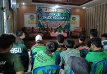SMeCK HOOLIGAN Suporter PSMS Medan Kampanyekan Dukung Pemilu Damai 2024 FOTO: Sambut tahapan Pemilihan Umum (Pemilu) tahun 2024, keluarga besar SMeCK (Suporter Medan Cinta Kinantan) HOOLIGAN gelar diskusi Kebhinekaan di Kantor Kelurahan Teladan Barat, No.19, Jalan Sisingamangaraja Gang Mesjid, Kelurahan Teladan Barat, Kecamatan Medan Kota, Kota Medan, Selasa (10/10/2024) sore.