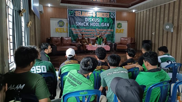 FOTO: Sambut tahapan Pemilihan Umum (Pemilu) tahun 2024, keluarga besar SMeCK (Suporter Medan Cinta Kinantan) HOOLIGAN gelar diskusi Kebhinekaan di Kantor Kelurahan Teladan Barat, No.19, Jalan Sisingamangaraja Gang Mesjid, Kelurahan Teladan Barat, Kecamatan Medan Kota, Kota Medan, Selasa (10/10/2024) sore.