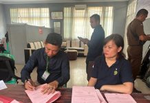 Rugikan Negara Rp1 Milyar lebih, JPU Jebloskan Pegawai Pegadaian Rantepao ke Rutan Makassar FOTO: Tersangka HM Kepala Unit Bisnis Mikro PT Pegadaian Cabang Rantepao saat diserahkan dari Jaksa Penyidik kepada Jaksa Penuntut di Rutan Klas IA Makassar. Rabu (11/10/2023)