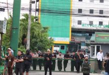 Rektor UMI Non Aktif Bantah Gunakan Preman Duduki Gedung Rektorat FOTO: Sejumlah pihak keamanan kampus Universitas Muslim Indonesia Makassar menjaga gedung rektorat di Jl. Urip Sumoharjo Makassar, Sulawesi Selatan.