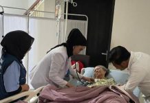 Cium Kening Ibunda, SYL Tinggalkan Makassar, Devo: Paman Kami Berkomitmen Ikuti Semua Proses Hukum FOTO: Syahrul Yasin Limpo saat merawat Nurhayati Yasin Limpo yang sedang berbaring di tempat tidur pasien. (Foto Istimewa)