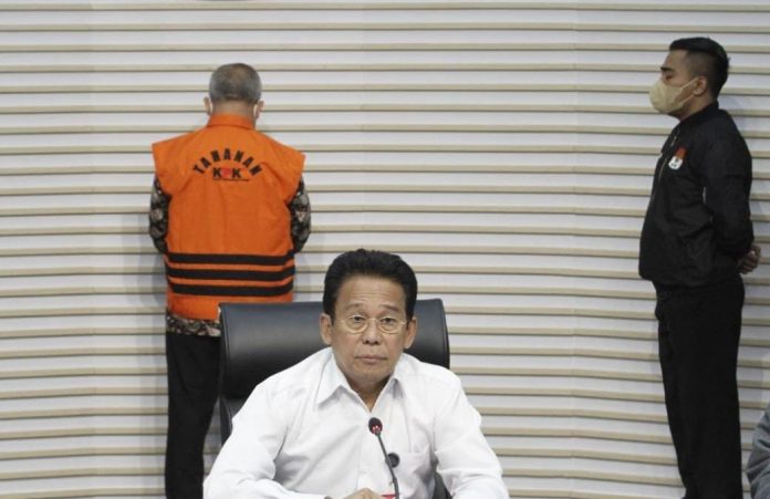 FOTO: Wakil ketua KPK Johanis Tanak saat menyampaikan keterangan persnya di gedung merah putih KPK di Jakarta. Rabu malam (12/10/2023)