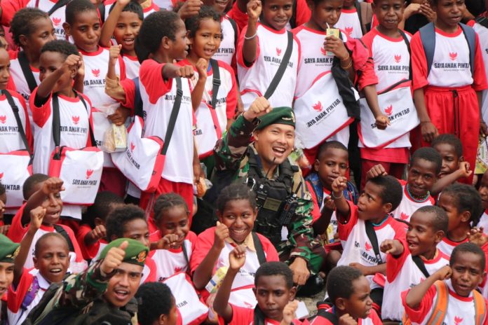 FOTO: Semarak perayaan Hari Ulang Tahun (HUT) ke-78 TNI, Satgas Mobile Yonif 411 Kostrad menggelar acara bakti sosial membagikan 1.200 paket peduli gizi dan peduli pendidikan untuk anak-anak Papua bertempat di Pos Kotis, Distrik Keneyam, Kabupaten Nduga, Provinsi Papua Pegunungan, Jumat (13/10/2023).