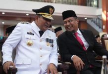 Bahtiar: Sulsel Bangkrut, Mantan Stafsus ASS Sebut Pj Gubernur Mungkin “Tak Lulus SD” FOTO: Penjabat (Pj) Gubernur Sulawesi Selatan, Bahtiar Baharuddin dan Andi Sudirman Sulaiman mantan Gubernur Sulsel. (Ist)