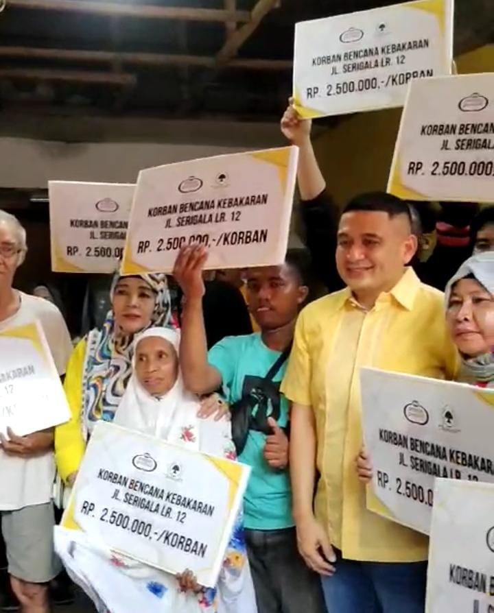 FOTO: Ketua Golkar Makassar Munafri Arifuddin bersama 10 Kepala Keluarga korban kebakaran di jalan Serigala, Mamajang, Makassar.