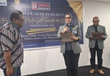Guru Besar Unhas, Prof Arifuddin Mannan Nahkodai IKA SMANSA Angkatan 1984 FOTO: Kanan, Ketua umum IKA SMANSA Andi Ina Kartika Sari saat menghadiri pemilihan IKA SMANSA angkatan 1984. Kiri, Prof Dr. Arifuddin Mannan ketua IKA SMANSA angkatan 1984 terpilih.
