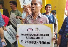 Datangi Warga Korban Kebakaran di Jalan Serigala, Ketua Golkar Makassar Beri Bantuan Rp 2.5 Juta Per-KK FOTO: Salah satu warga Jl. Serigala penerima bantuan dari Ketua DPD Partai Golkar Makassar