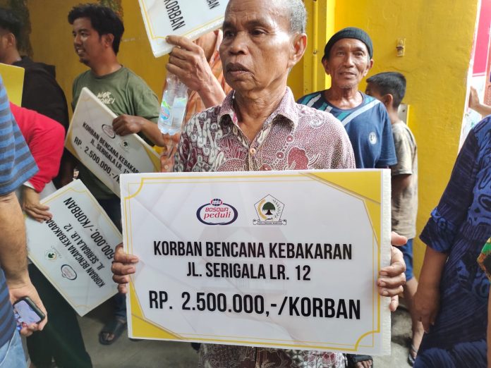 FOTO: Salah satu warga Jl. Serigala penerima bantuan dari Ketua DPD Partai Golkar Makassar