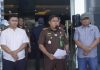 Kasipenkum Kejati Sulsel Benarkan 2 Bupati, 1 Wabup dan Ketua Partai Diperiksa Kasus Dugaan Korupsi Bibit Nanas FOTO: Kasipenkum Kejati Sulsel Soetarmi,SH,.MH bersama Tim Tabur Kejaksaan saat menggelar keterangan persnya terkait penangkapan buronan Tipikor Kejari Kupang.