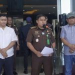 Kasipenkum Kejati Sulsel Benarkan 2 Bupati, 1 Wabup dan Ketua Partai Diperiksa Kasus Dugaan Korupsi Bibit Nanas FOTO: Kasipenkum Kejati Sulsel Soetarmi,SH,.MH bersama Tim Tabur Kejaksaan saat menggelar keterangan persnya terkait penangkapan buronan Tipikor Kejari Kupang.