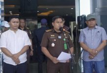 Rachmat Alias Rafi Buronan Kasus Korupsi Kejari Kupang Ditangkap Tim Tabur Kejati Sulsel di Makassar FOTO: Kasipenkum Kejati Sulsel Soetarmi,SH,.MH bersama Tim Tabur Kejaksaan saat menggelar keterangan persnya terkait penangkapan buronan Tipikor Kejari Kupang.