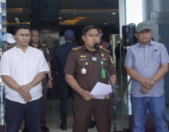 FOTO: Kasipenkum Kejati Sulsel Soetarmi,SH,.MH bersama Tim Tabur Kejaksaan saat menggelar keterangan persnya terkait penangkapan buronan Tipikor Kejari Kupang.