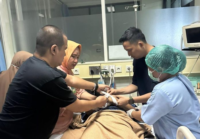 FOTO: dr Wachyudi Muchsin SKed SH MKes, saat mendampingi keluarga Herman Heizer di rumah sakit Grestelina Jalan Hertasning Makassar. Kamis (19/10/2023)