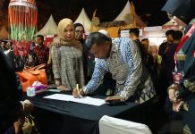 Produk UMKM Bulukumba Ditampilkan pada Pesta Rakyat Hari Jadi Sulsel FOTO: Bupati Bulukumba saat menghadiri Pesta Rakyat dalam rangka memperingati Hari Jadi Sulawesi Selatan ke 354 tahun 2023 yang dilaksanakan 18-21 Oktober 2023 di Pantai Losari Makassar.