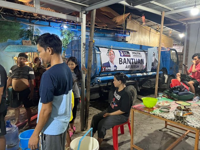 FOTO: Anggota DPRD Kota Makassar, Fraksi Nasdem, Supratman saat menyalurkan air bersih bagi warga di kecamatan Manggala.