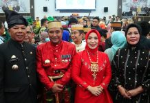 Dukung Program Prioritas Pj Gubernur, Bupati Andi Utta: Dari Awal Pemerintahan, Kami Sudah Fokus Ketahanan Pangan FOTO: Gubernur Sulsel Bahtiar Baharuddin dan Bupati Bulukumba Andi Muchtar Ali Yusuf bersama istri saat menghadiri HUT Sulsel.