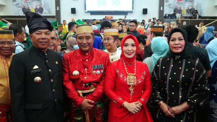 FOTO: Gubernur Sulsel Bahtiar Baharuddin dan Bupati Bulukumba Andi Muchtar Ali Yusuf bersama istri saat menghadiri HUT Sulsel.